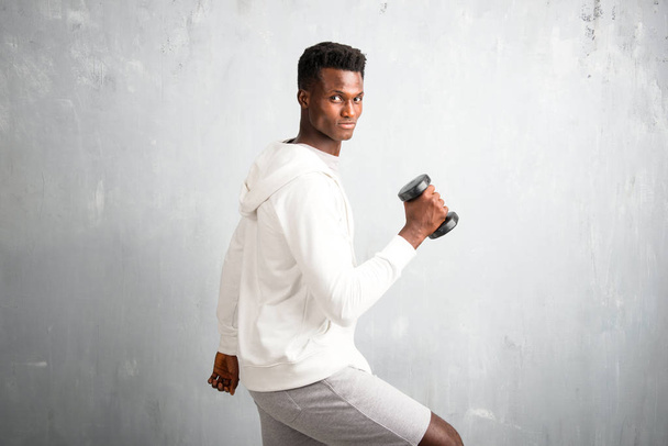 Un sportif afro-américain faisant de l'haltérophilie
 - Photo, image