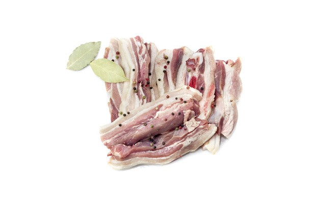 Cozinhar comida. Carne de porco crua e fresca em um fundo branco close-up em um fundo branco
. - Foto, Imagem