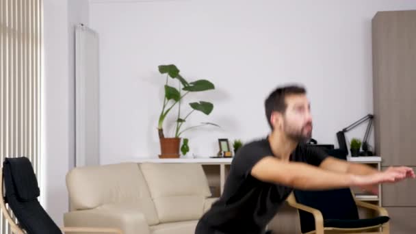 Young athletic man doing squats - Video, Çekim
