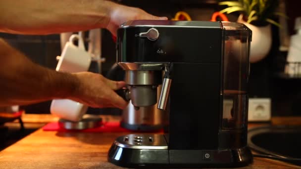 Τοποθετήστε τον κάτοχο από τον καφέ στο καφέ μηχάνημα - Πλάνα, βίντεο