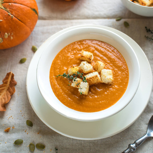 Tök leves és bio sütőtök, felülnézet. Szezonális őszi élelmiszer - fűszeres sütőtök leves burgonya. - Fotó, kép
