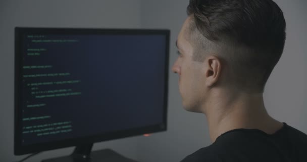 hakkeri ohjelmoija kirjallisesti vihreä koodi työskennellessään tietokoneen toimistossa
 - Materiaali, video