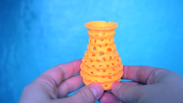 Osoba trzyma na rękach i zobaczyć żółty obiekt utworzony na drukarce 3D. - Materiał filmowy, wideo