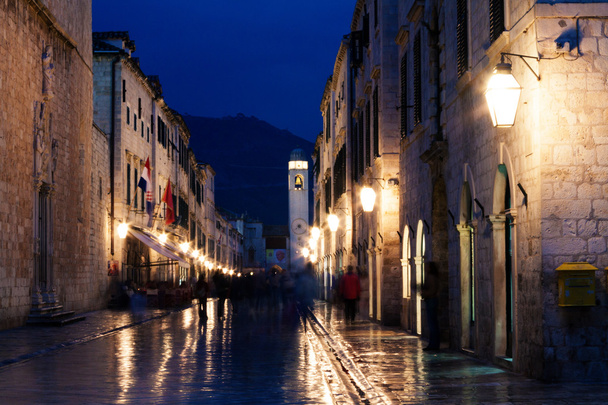 Вночі постріл з Головною вулицею міста Дубровник, Хорватія - Фото, зображення