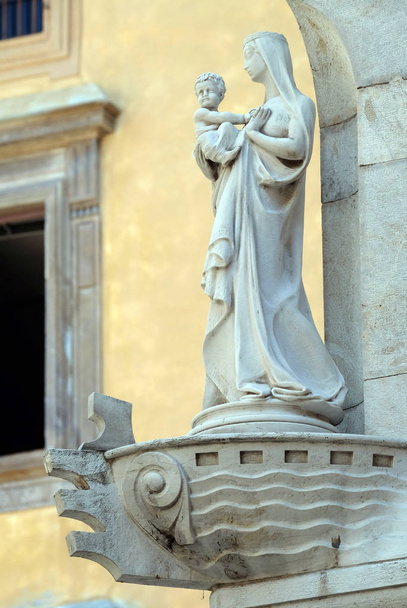 Statue der Jungfrau Maria mit Jesuskind an der Hausfassade in Lucca, Toskana, Italien - Foto, Bild