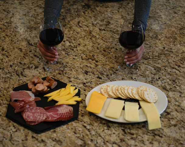 Κρασί και τυρί γευσιγνωσίας με συλλογή από κρέατα - Φωτογραφία, εικόνα