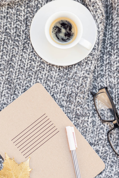 Plochý kreativní podzim ležela nad horní pohled stylové pracovní notebook šálek kávy útulné šedé pletené kostkované pozadí kopie prostoru. Na podzim sezóny šablona pro ženský blog sociální média - Fotografie, Obrázek
