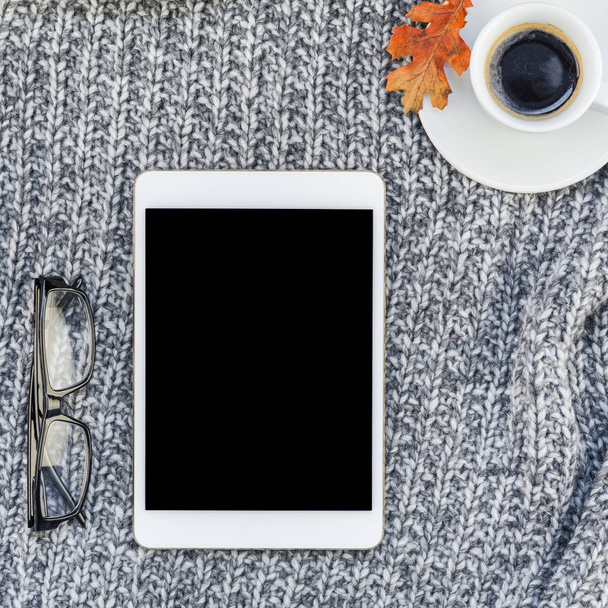 kreative quadratische Herbst flach lag über Kopf Ansicht stilvollen Home-Arbeitsplatz mit Tablet-Notebook Kaffeetasse gemütlich grau gestrickt karierten Hintergrund Kopierraum. herbstsaison vorlage feminin blog social media - Foto, Bild