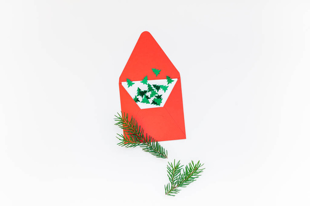 Nový rok vánoční Xmas 2019 sváteční oslavu vzor dopis zelená jedle stromu větev glitter dekorace kopírovat prostor izolovaných bílé pozadí minimální styl. Šablony blahopřání - Fotografie, Obrázek