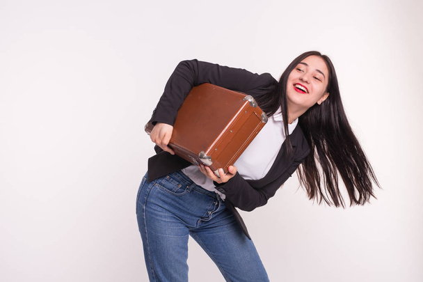 Maleta, viaje y concepto de personas - Mujer asiática sosteniendo maleta marrón viejo sobre fondo blanco
 - Foto, Imagen