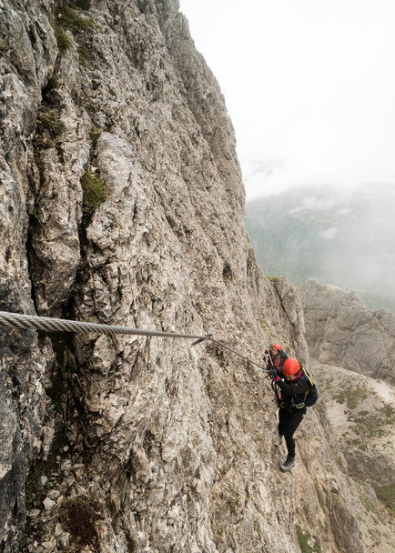 dois jovens alpinistas femininos atraentes nas Dolomitas da itália
 - Foto, Imagem