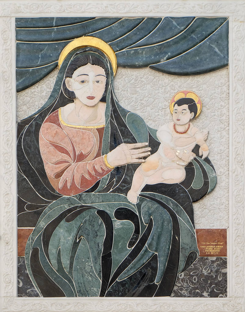 Vierge Marie avec bébé Jésus, façade de la maison à Lucques, Toscane, Italie
  - Photo, image