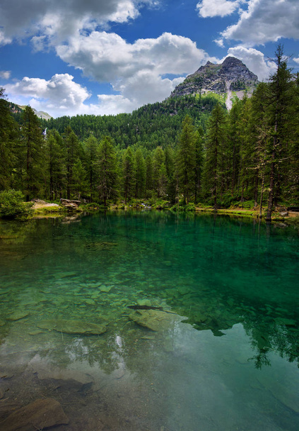 Hegyi tó zöld táj. alpesi tó Pellaud Rhemes Notre Dame, Valle daosta, Olaszország - Fotó, kép