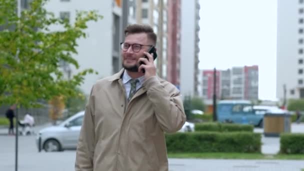 Joyful European businessman talking on the phone in outdoors - Video