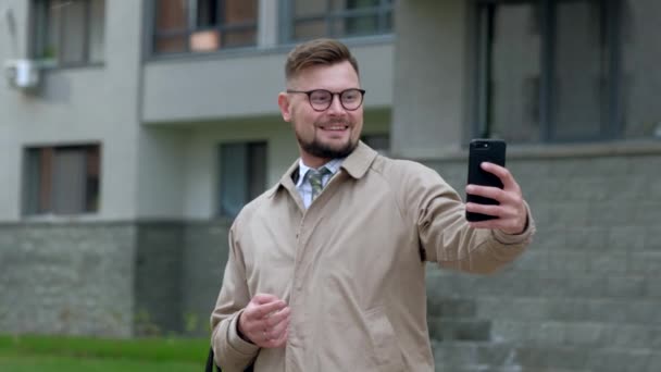 Jóképű férfi, vicces selfie fotózni. - Felvétel, videó