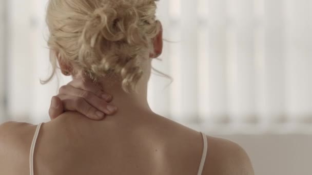 Nuori kaunis valkoihoinen blondi nainen, jolla on terveysongelmia
 - Materiaali, video