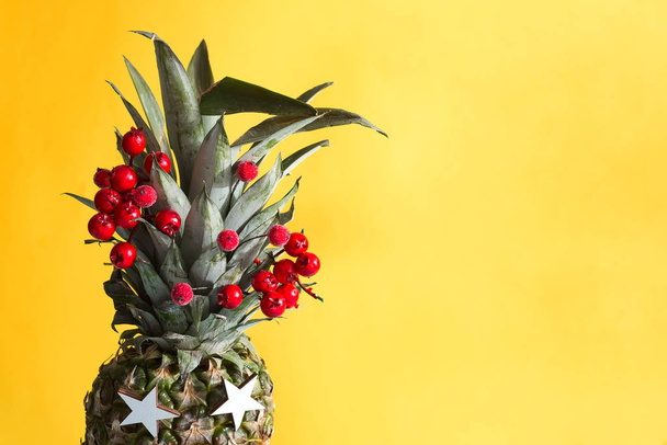 Parti ananas renkli bir arka plan üzerinde. Bir tebrik kartı kavramı - Fotoğraf, Görsel