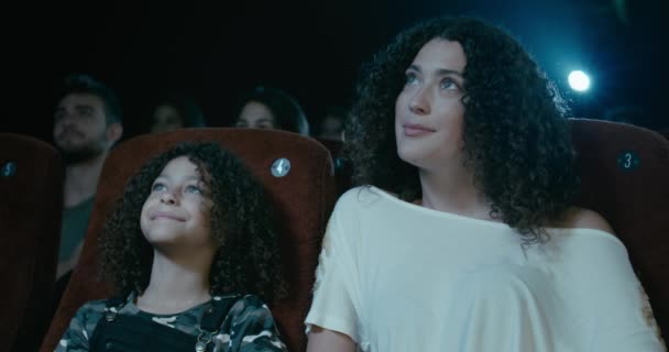 Mama i córka w kinie oglądając film - Materiał filmowy, wideo