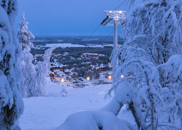 美しい夜のパノラマ風景をレヴィ スキー リゾート、Laplandia、フィンランドのスキー場のリフト、村の雪に覆われた木との表示。冬季の季節のグリーティング カード背景. - 写真・画像