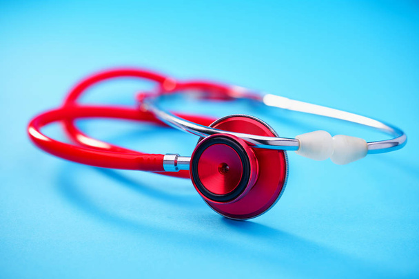 Punainen stetoskooppi sininen pöytä tausta kopioi tilaa tekstille.Valikoiva focus.Medicine käsite
 - Valokuva, kuva