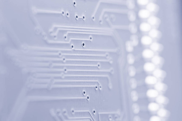 技術および将来のマイクロ技術計算の概念のような光の中でぼやけている回路基板 - 写真・画像