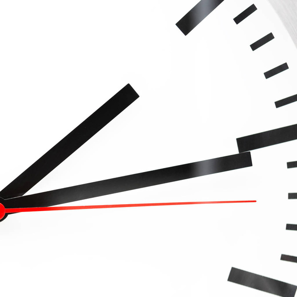 borrosa en el fondo blanco el reloj y la flecha roja como concepto de pérdida de tiempo y trabajo
 - Foto, Imagen