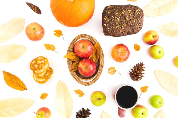 День благодарения композиция кофе кружка, свежий хлеб, яблоки, тыква с осенними листьями на белом фоне. Плоский, вид сверху
 - Фото, изображение