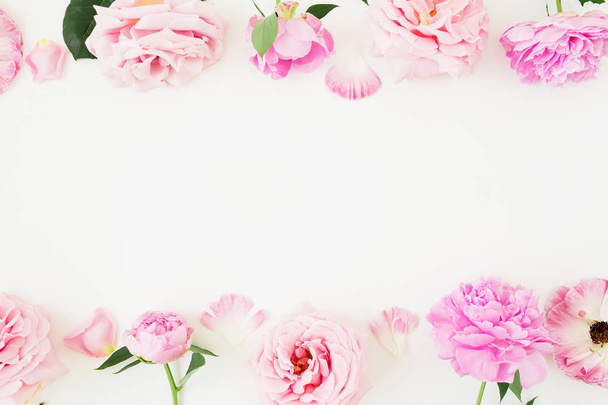 Marco floral de flores rosadas pastel sobre fondo blanco. Piso tendido, vista superior. Textura flores
. - Foto, Imagen