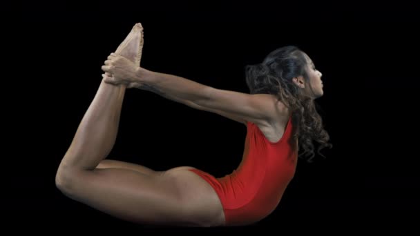 Молода жінка в червоному гімнастичному тілі виконує вправи
  - Кадри, відео