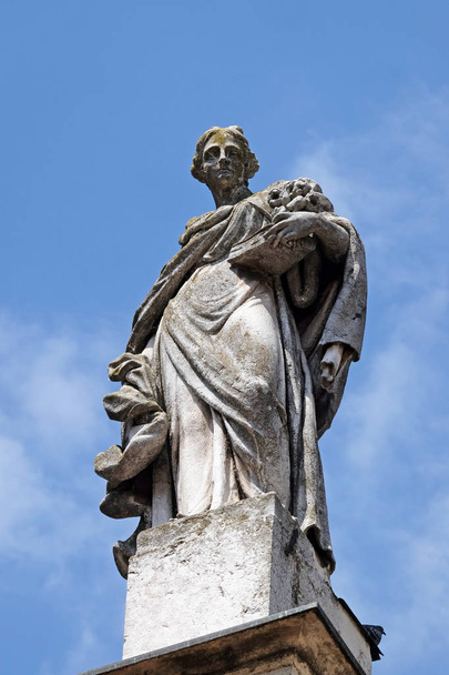 Selige osanna andreasi, Statue auf der Fassade der Kathedrale von Mantua, die dem Heiligen Petrus geweiht ist, Mantua, Italien - Foto, Bild