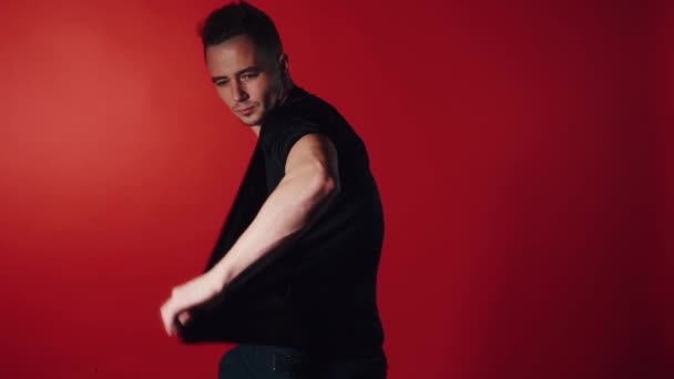 Seksualnym człowieka taniec na czerwonym tle - Materiał filmowy, wideo