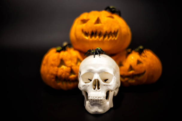 Halloween-Kürbis mit Totenkopf auf schwarzem Hintergrund - Foto, Bild