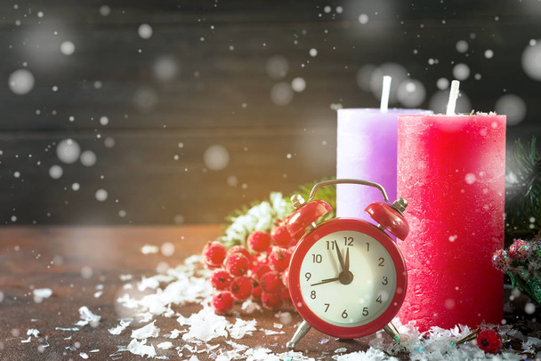Рождественский отсчет до нового года со снегом. Часы, украшения и еловые ветви
. - Фото, изображение