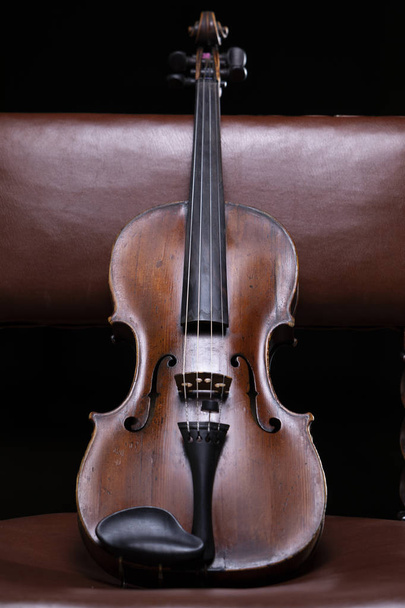 Скрипка или альт, лежащие на винтажном стуле
 - Фото, изображение