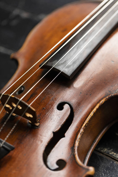 ein Teil einer Geige oder einer Bratsche auf einem Holzgrund - Foto, Bild