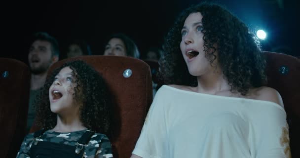 Mutter und Tochter reagieren erstaunt beim Ansehen eines Films. - Filmmaterial, Video