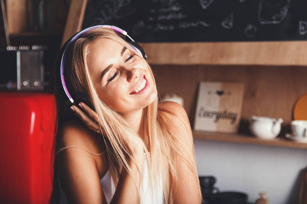 Portret van verbazingwekkende meisje ontspannen met muziek - Foto, afbeelding