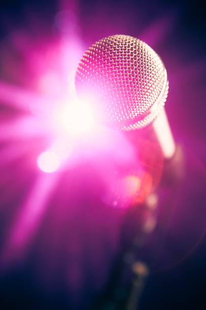 microfono sul palco con riflesso viola lucido
 - Foto, immagini