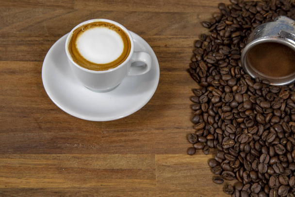 Cappuccino Kávé kávébab és eper sajttorta - Fotó, kép