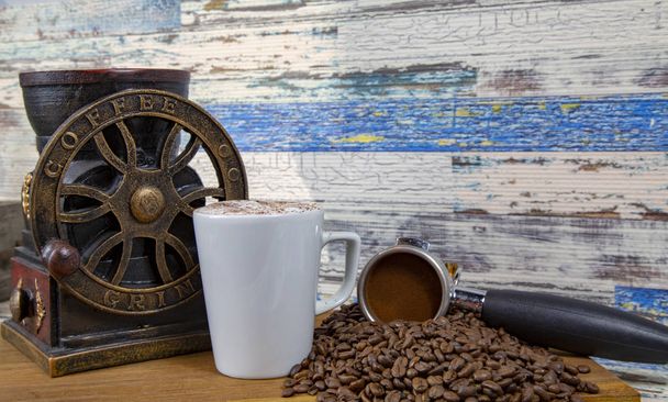 Machine à café préparant du café frais. Gros plan du porte-filtre avec poudre moulue sur la cafetière bar. et verser dans une tasse blanche à
 .  - Photo, image