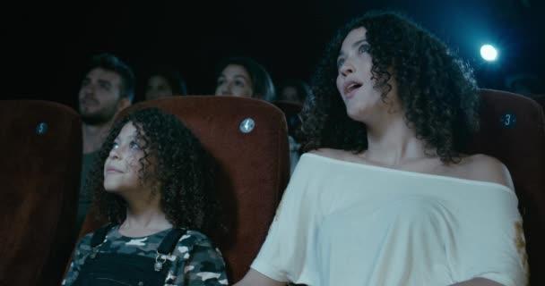 Mamma e figlia seduti in un cinema godendo di un grande film insieme
 - Filmati, video