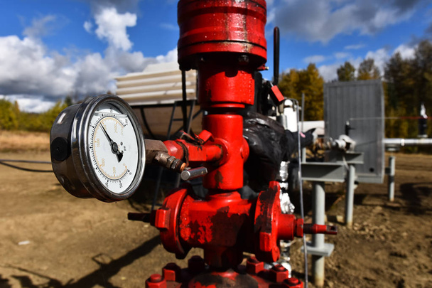 Μια στενή επάνω εικόνα της μια βιομηχανική μανόμετρο για έναν αγωγό πετρελαίου και φυσικού αερίου.  - Φωτογραφία, εικόνα