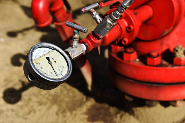 Крупный план индикатора промышленного давления на нефте- и газопроводе
.  - Фото, изображение