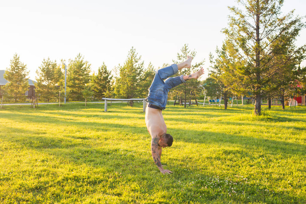 Yoga, fitness e stile di vita sano concetto - l'uomo che fa un palo sulla natura estiva
 - Foto, immagini