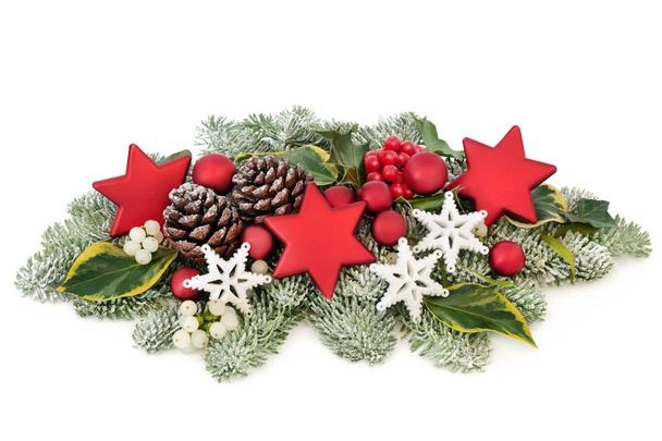 Vánoční dekorace na stůl s cetka dekorace, cesmína bobule, sněhu krytá smrk borovice, břečťan, šišky a jmelí izolovaných na bílém pozadí. - Fotografie, Obrázek