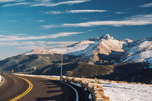 Trail Ridge Road highway in high alpine tundra with rocks and mountains, Rocky Mountain National Park in Colorado, USA.  - Foto, Imagen