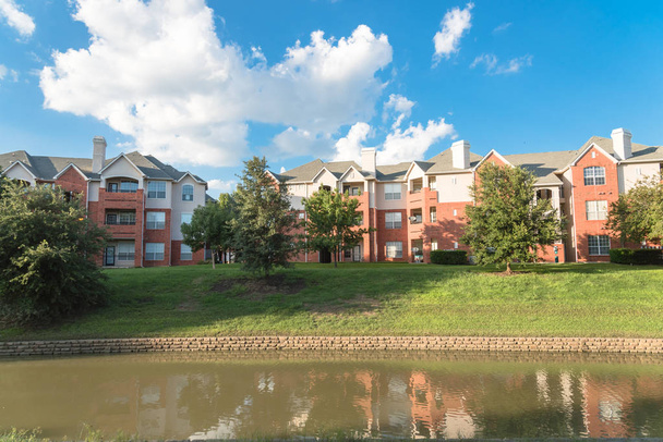 Complexe typique d'immeubles d'appartements en bord de rivière entourés d'arbres matures à Irving, Texas, États-Unis
. - Photo, image