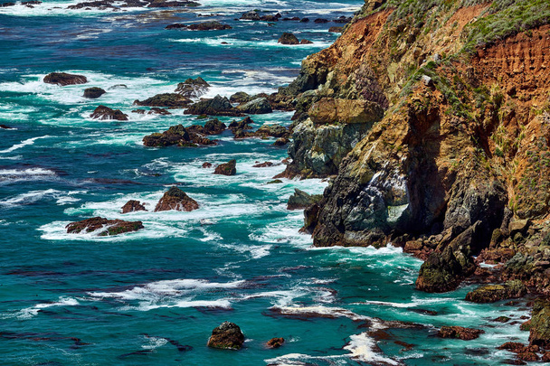 Velké skály a útesy na pobřeží v Kalifornii, Usa - Fotografie, Obrázek