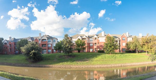 Panorama view tipico complesso residenziale multipiano lungo il fiume circondato da alberi maturi a Irving, Texas, Stati Uniti d'America
. - Foto, immagini