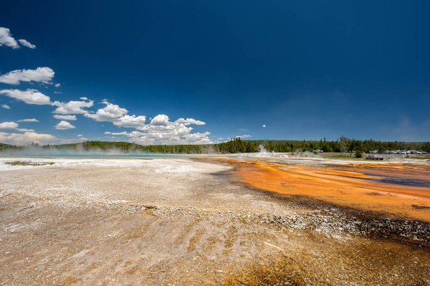 Gorące źródła termalne Rainbow basen w Parku Narodowym Yellowstone, Wyoming, Stany Zjednoczone Ameryki - Zdjęcie, obraz